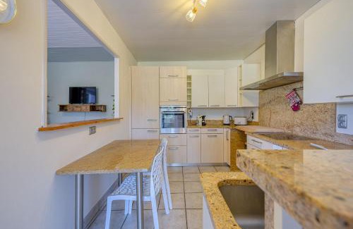 Voglans House | Le Gîte La Pierre Pons - vue montagne