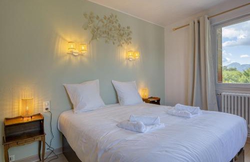 Voglans House | Le Gîte La Pierre Pons - vue montagne