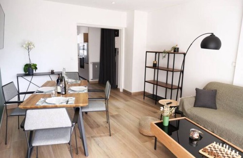 Laval Apartment | ★ Le Grand Chambord ★