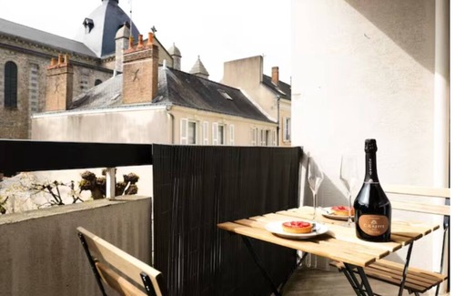 Laval Apartment | ★ Le Grand Chambord ★