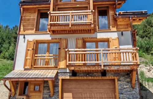 Ceillac Ski Chalet | LE LOUP BLANC Chalet | 3 bed rooms | Ceillac