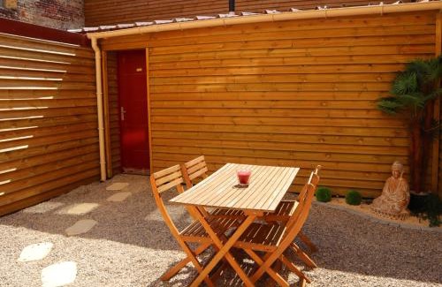 Saint-Omer Apartment | Le Moment Bien-Être - jacuzzi privatif, terrasse et parking gratuit au centre de Saint-Omer