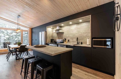 Les Eboulements Ski Chalet | Le Montagnard 91: Tranquil Chalet, Pet-Friendly