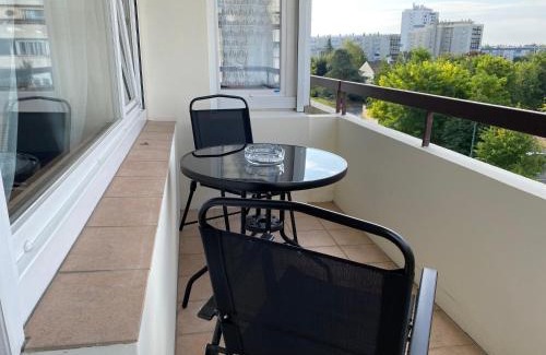 Reims Apartment | Le Mun,3 étoiles-T2-60m2-balcon-parking-wifi-linge-produits-face à la gerdarmerie-vue cathedrale