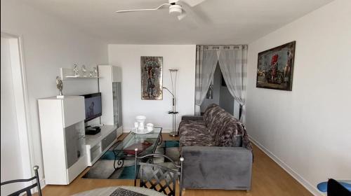 Reims Apartment | Le Mun,3 étoiles-T2-60m2-balcon-parking-wifi-linge-produits-face à la gerdarmerie-vue cathedrale