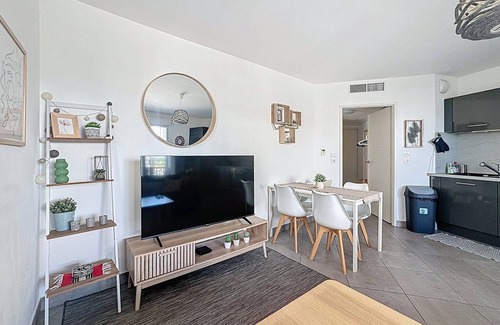 Port Marianne Apartment | Le Naïa, Cosy & Chic at Port Marianne, parking.