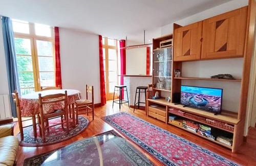 Bagneres-de-Luchon Apartment | Le nid d'oeillet, T3 bis, wifi, jardin commun
