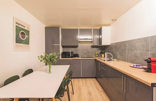 Hincmar Apartment | Le Pastel - sleeps 10 - near Cathedral