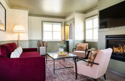 Golden Rectangle Hotel | Le Petit Pali at 8th Ave