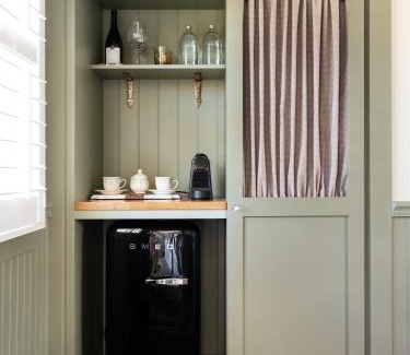 Golden Rectangle Hotel | Le Petit Pali at 8th Ave