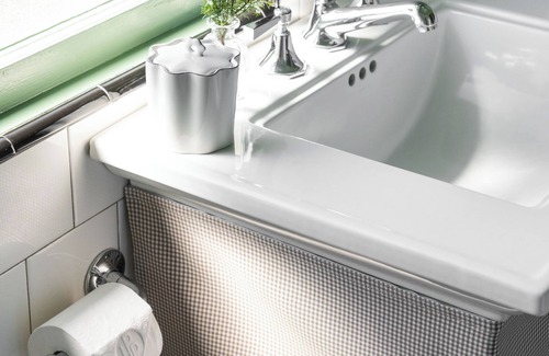 Golden Rectangle Hotel | Le Petit Pali at 8th Ave