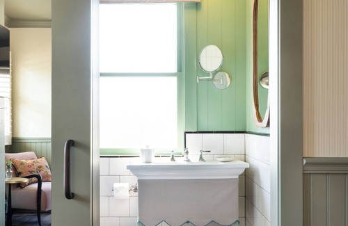 Golden Rectangle Hotel | Le Petit Pali at 8th Ave