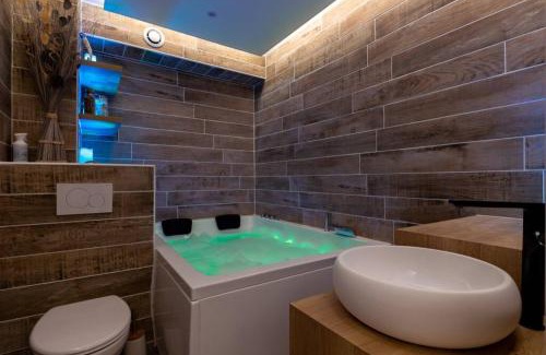 Voiron Apartment | LE QUINTESSENCE: Balnéo & Luminothérapie + parking