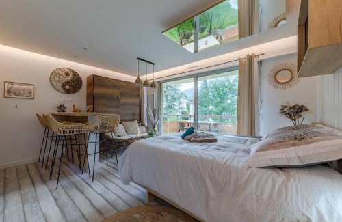 Voiron Apartment | LE QUINTESSENCE: Balnéo & Luminothérapie + parking