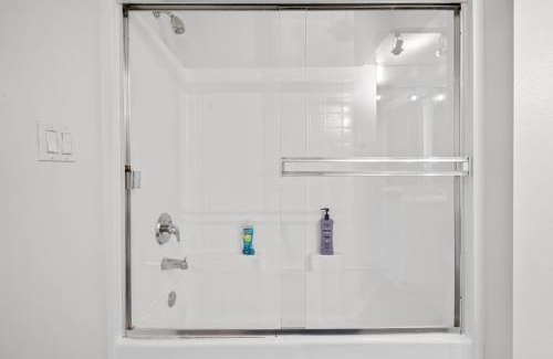Downtown Apartment | Le Reve , 5 min to the beach Luxury Condo
