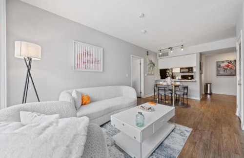 Downtown Apartment | Le Reve , 5 min to the beach Luxury Condo