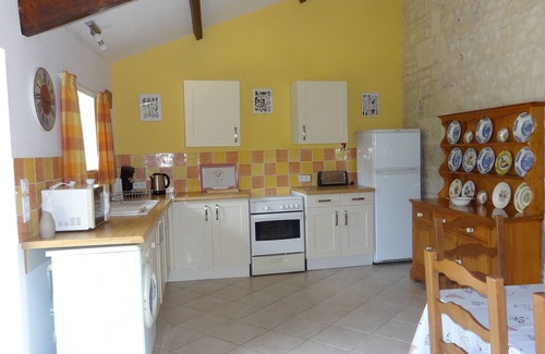 Sauze-Vaussais Cottage | Le Roitelet - gite with pool