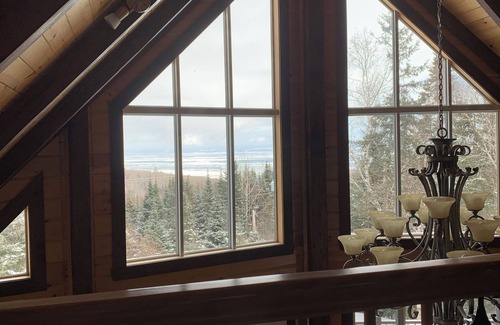 Saint-Joseph-de-la-Rive Ski Chalet | Le Rustique: Family relaxation on the mountain overlooking the river (Charlevoix)