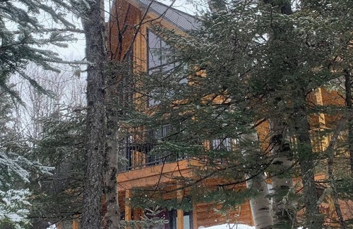 Saint-Joseph-de-la-Rive Ski Chalet | Le Rustique: Family relaxation on the mountain overlooking the river (Charlevoix)