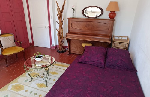 Asquins Bed & Breakfast | Le soleil rayonnant: bed and breakfast at the foot of Vézelay hill,
