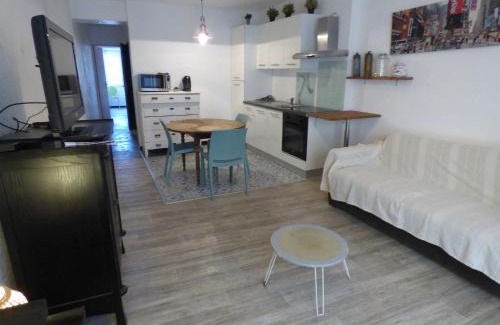 Pezenas Apartment | "Le Transversal 1" -Balcon-Garage privé optionnel -Centre historique-Plages à 21km !