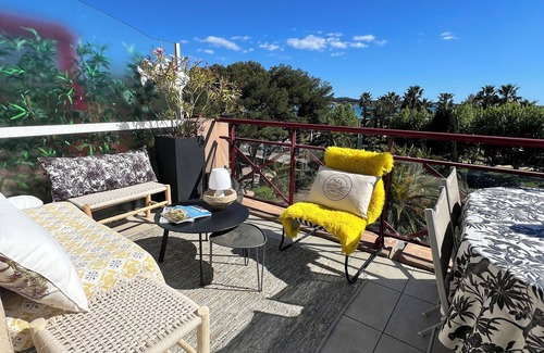 Sanary-sur-Mer Condo | LE VICTORIA SANARY CENTER TOP FLOOR SEA VIEW SPACIOUS ELEGANT APARTMENT