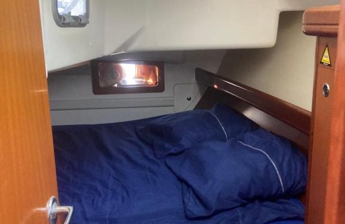 Les-Saintes Boat Rental | Le Voilier dans la baie des Saintes