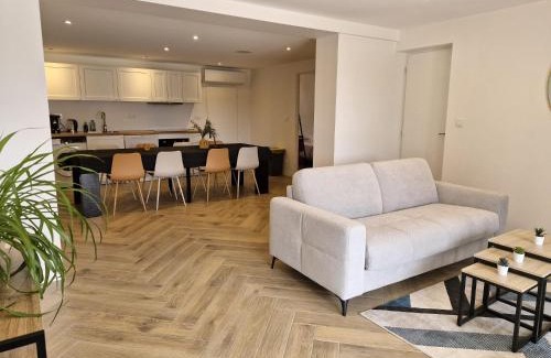 Lagnieu Apartment | Le Zénith - 3 chambres, 3 salles de bain - 8 pers max - Réservation à la chambre possible