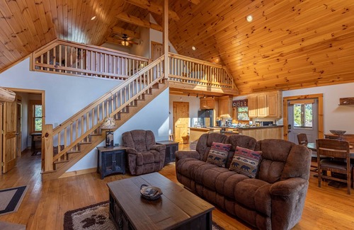 Linville Falls Cabin | Leafy Way Lodge - private log home, hot tub, fire pit, 30min to skiing