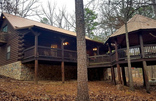Broken Bow Cabin | Leave It Behind 3 Bedroom Cabin by RedAwning