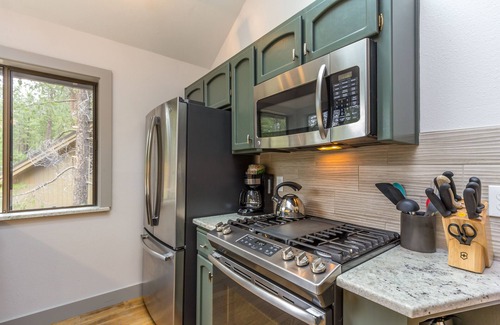 Overlook Park House | LEIS03 - Beautiful, Modern Home, Fireplace, Hot Tub, Bike
