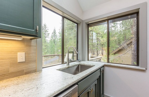 Overlook Park House | LEIS03 - Beautiful, Modern Home, Fireplace, Hot Tub, Bike