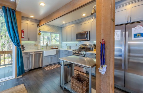 Overlook Park House | LEIS06 - Great for Families, Hot Tub, Ping Pong, Bunk Rooms