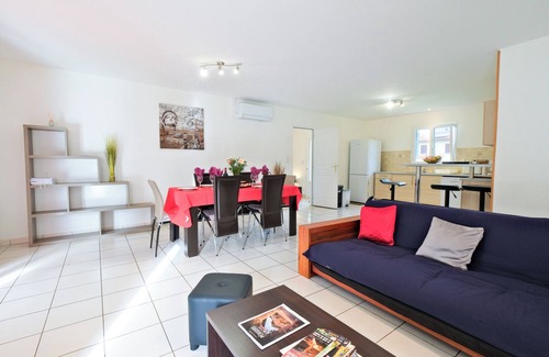 Savignac-les-Eglises House | L’Enclos – House with Air Conditioning and Shared Pool in Savignac-les-Églises