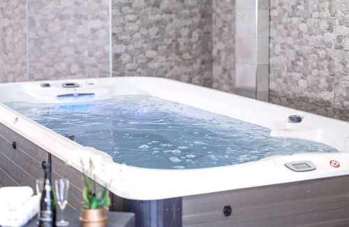 Roquemaure Apartment | Les Comtes de Toulouse - Swim spa - Hamman - Sauna - 2 people