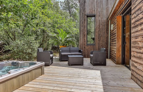 Saint-Hilaire-de-Riez Cabin | Les Pins - Maison avec piscine & jacuzzi