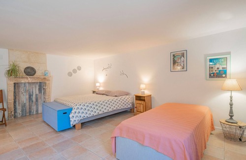 Saint-Romain-de-Benet Bed & Breakfast | Les Primevères Guest Room – Welcome and Comfort in Saint-Romain-de-Benet