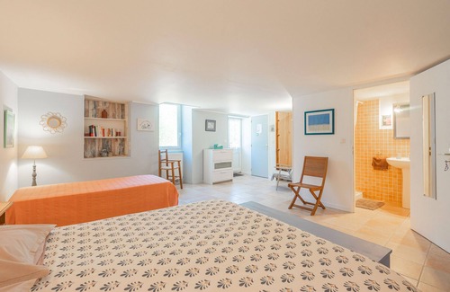 Saint-Romain-de-Benet Bed & Breakfast | Les Primevères Guest Room – Welcome and Comfort in Saint-Romain-de-Benet