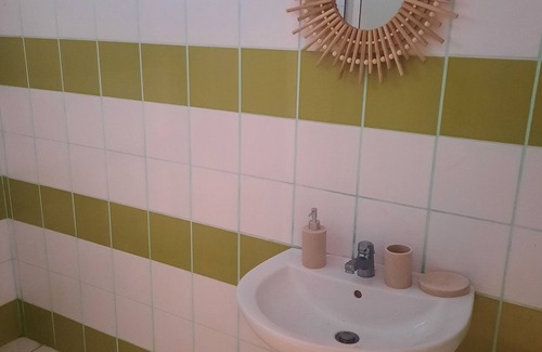 Sainte-Rose Apartment | Les roses de porcelaines