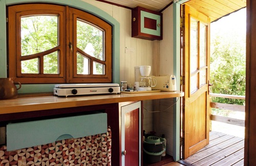 Villeneuve d'Aveyron Ski Chalet | LES ROULOTTES DE RITA, in the countryside, swimming pool, pets welcome!