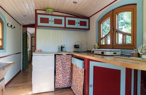 Villeneuve d'Aveyron Ski Chalet | LES ROULOTTES DE RITA, in the countryside, swimming pool, pets welcome!