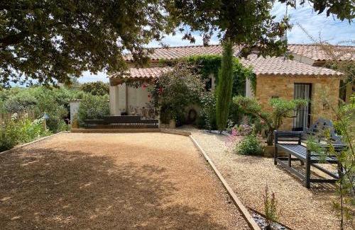 Aigaliers Apartment | LES SANTOLINES - Studio à la campagne