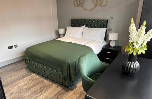 Rayners Lane House | Letzi Ensuite Room, 10 Mins Wembley, Fast WiFi