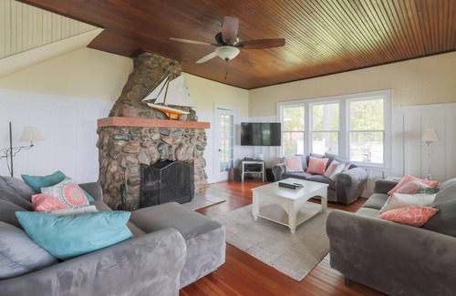 Lexington House | Lexington Lakefront Sleeps 18 with Private Beach!