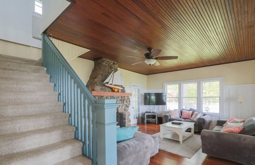 Lexington House | Lexington Lakefront Sleeps 18 with Private Beach!