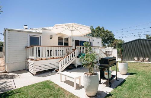 Parkes House | Lexton House - Luxurious Cottage