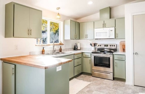 Orchard District House | Lg Fenced Yard I KING I Family Friendly I Midtown