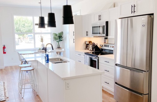 Okanagan-Similkameen House | Licensed - 2 Blocks from Beach - NEW 3 BDR - 2L