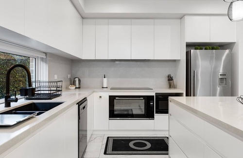 Lidcombe House | Lidcombe Luxe on Eric Spacious Stay mins to Olympic Park