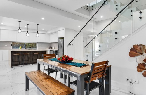 Lidcombe House | Lidcombe Luxe on Eric Spacious Stay mins to Olympic Park